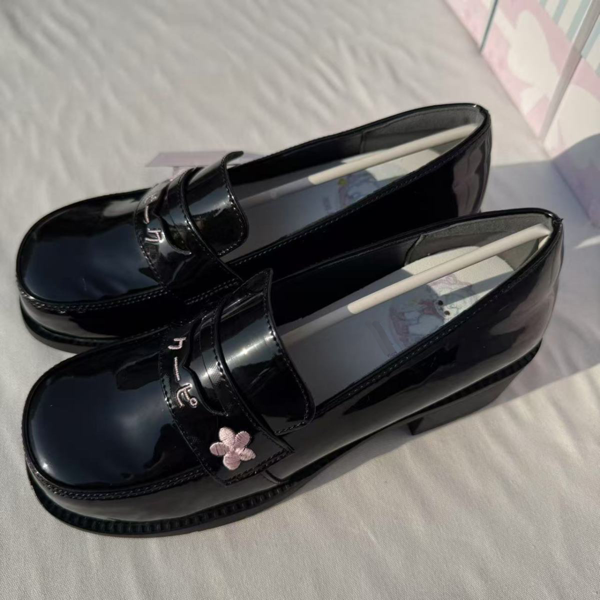 Kitten Heel Women - 素敵な日本風女子ロリータJK縫製シューズ、女子学生向け刺繍入りチェリーブロックキトゥンヒールスクールローファー