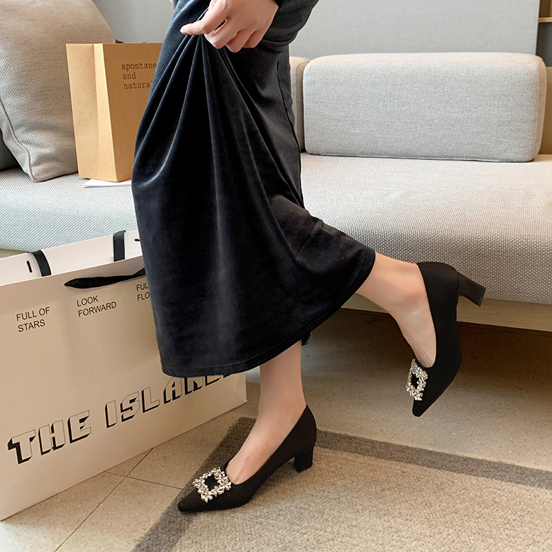 黒のサテン生地のポインテッドトゥパンプス、チャンキーヒールと - Women Formal Wear Heels のレビューと価格