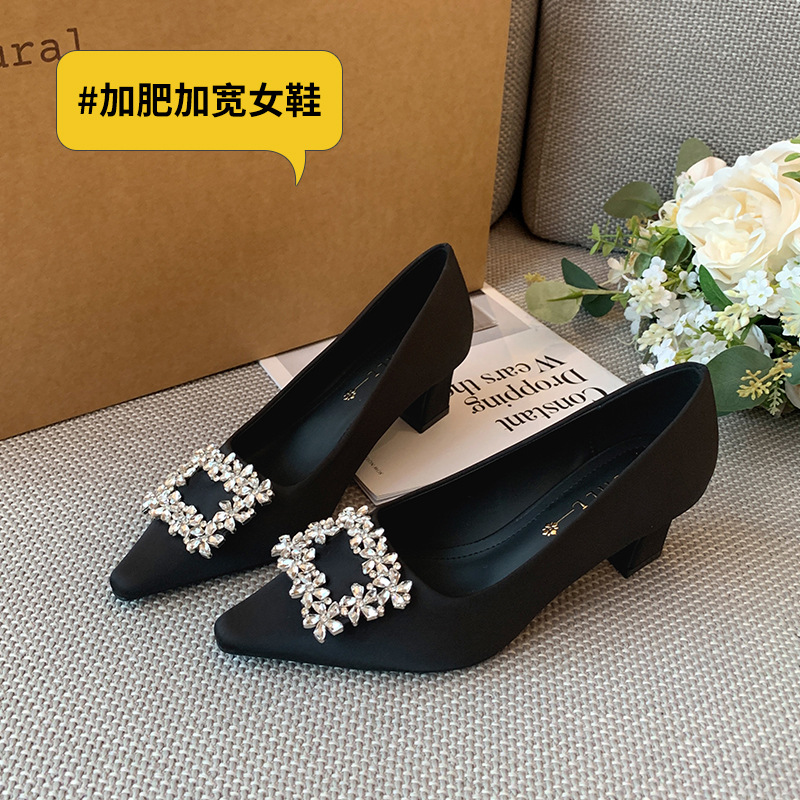 黒のサテン生地のポインテッドトゥパンプス、チャンキーヒールと - Women Formal Wear Heels のレビューと価格