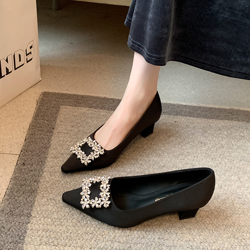黒のサテン生地のポインテッドトゥパンプス、チャンキーヒールと - Women Formal Wear Heels のレビューと価格