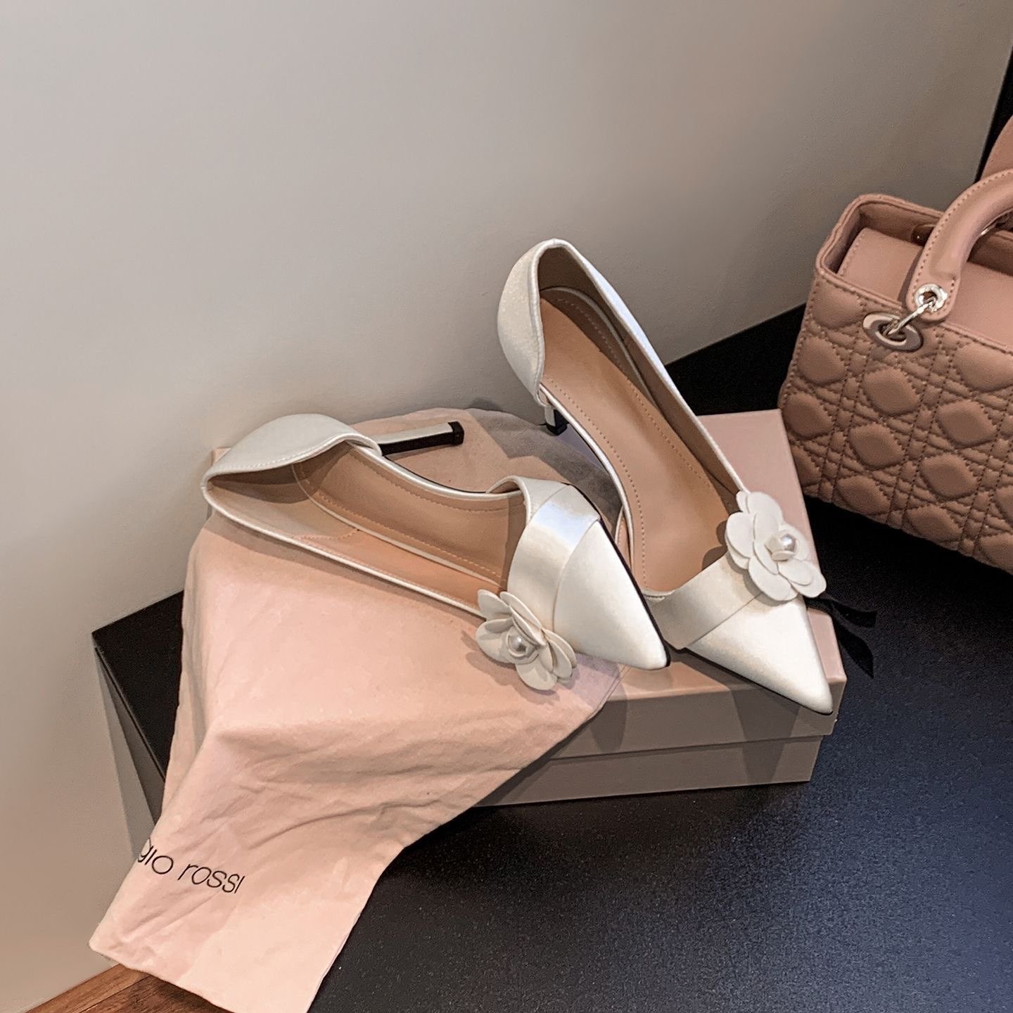 サテンポインテッドスティレットパンプス レディース 花柄パー - Women Formal Wear Heels のレビューと価格