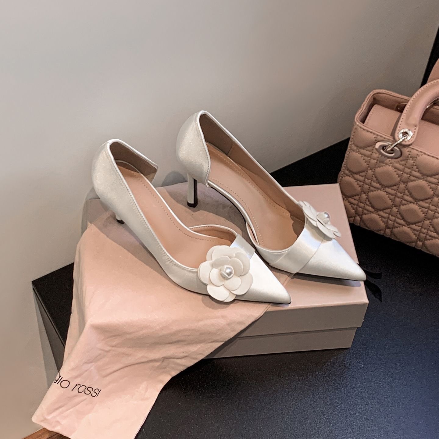 サテンポインテッドスティレットパンプス レディース 花柄パー - Women Formal Wear Heels のレビューと価格